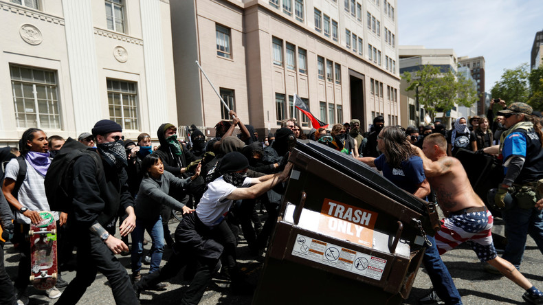 11 blessés dans de violents affrontements entre pro et anti Trump à Berkeley (VIDEO)
