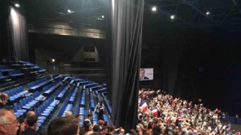 Un filloniste se moque d'un meeting vide de Macron... en publiant une photo d'un meeting de Fillon