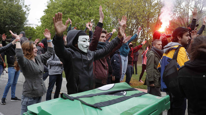 Manifestations émaillées de violences contre la tenue du meeting de Marine Le Pen à Paris (IMAGES)