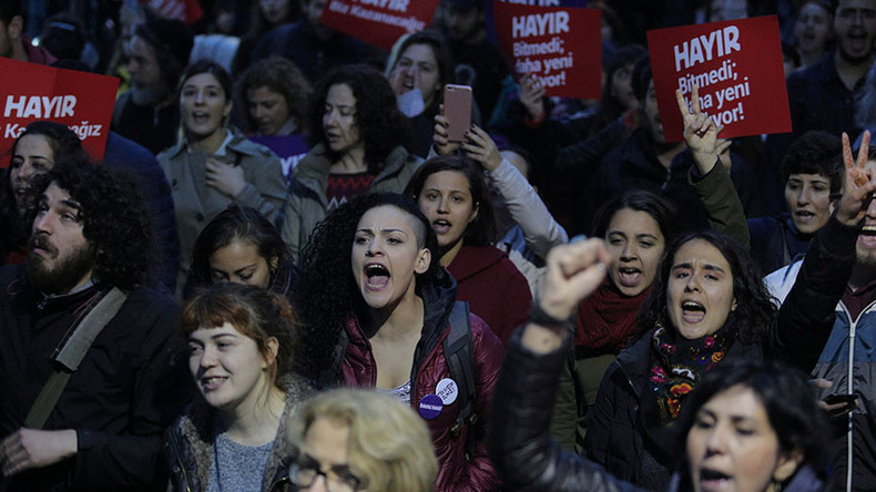 Des milliers de manifestants contestent les résultats du référendum turc, Erdogan défie l’OSCE