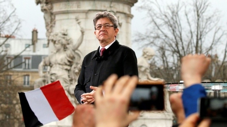 Jean-Luc Mélenchon en meeting à Dijon, se démultiplie grâce à six hologrammes