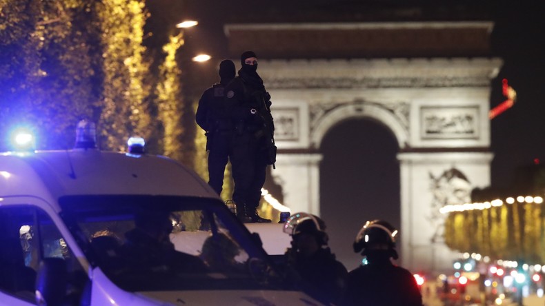 Attentat sur les Champs-Elysées : trois membres de l'entourage de l'assaillant en garde à vue