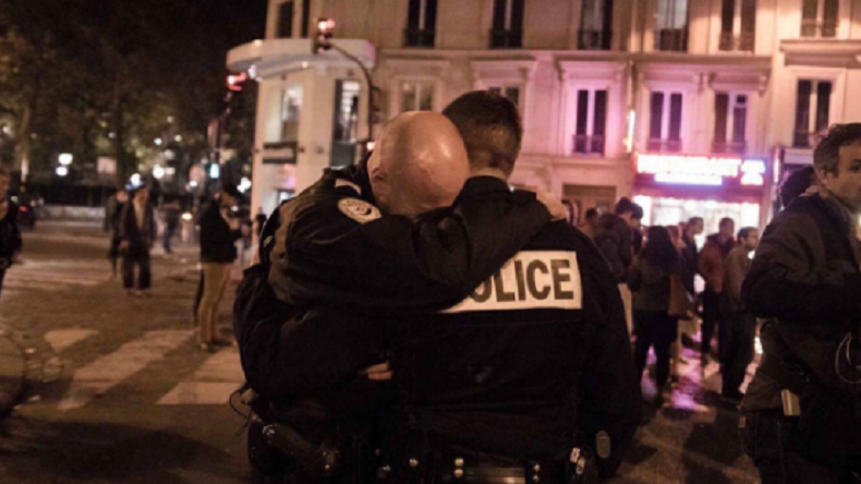 Quand une photo du 13 novembre ressort sur Internet en hommage au policier tué à Paris