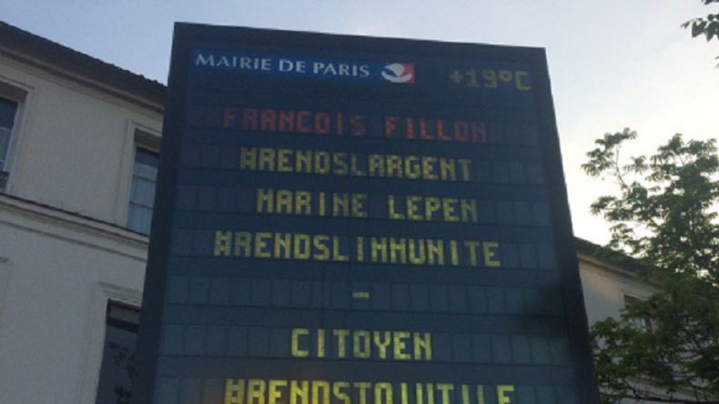«Fillon, rends l'argent !» : l'étrange message des panneaux d'affichage de la mairie de Paris