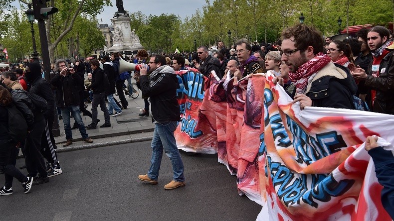 «Premier tour social» : syndicats et étudiants manifestent à Paris à la veille de l’élection (VIDEO)