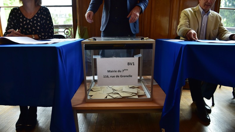 Des électeurs signalent des enveloppes contenant déjà des bulletins pour Macron et Fillon