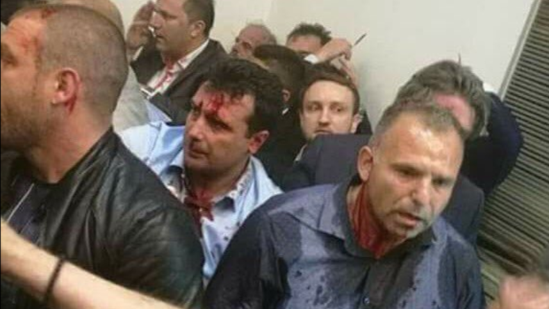 Des manifestants prennent d'assaut le parlement macédonien, un leader socialiste blessé (VIDEO)