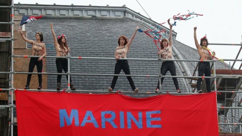 «Marine au pouvoir Marianne au désespoir» : les Femen déploient une banderole à Hénin-Beaumont