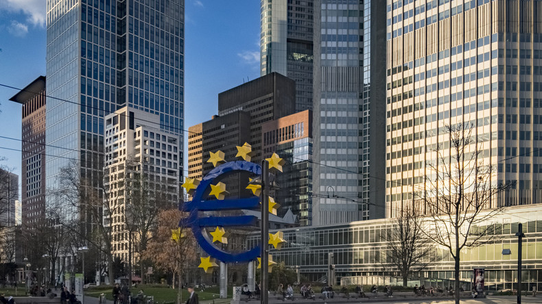 Après la victoire d'Emmanuel Macron, l'euro s'envole sur les marchés asiatiques