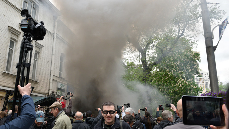 Le défilé du Régiment immortel perturbé par des nationalistes à Kiev, un policier blessé (VIDEO)