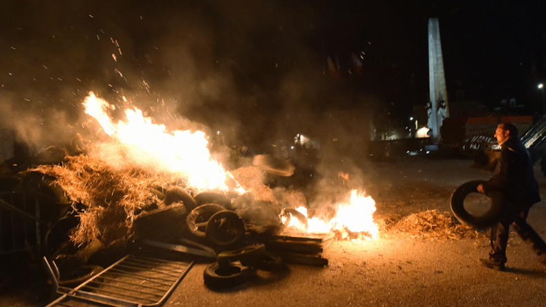 Au Mans, des agriculteurs veulent se faire entendre d'Emmanuel Macron (IMAGES)