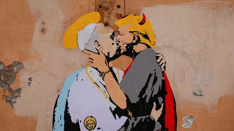Un graffiti du «diable Trump» qui embrasse le pape avec une auréole, orne un mur près du Vatican