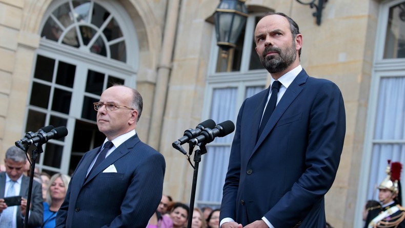 Edouard Philippe se revendique «homme de droite» lors de la passation de pouvoirs