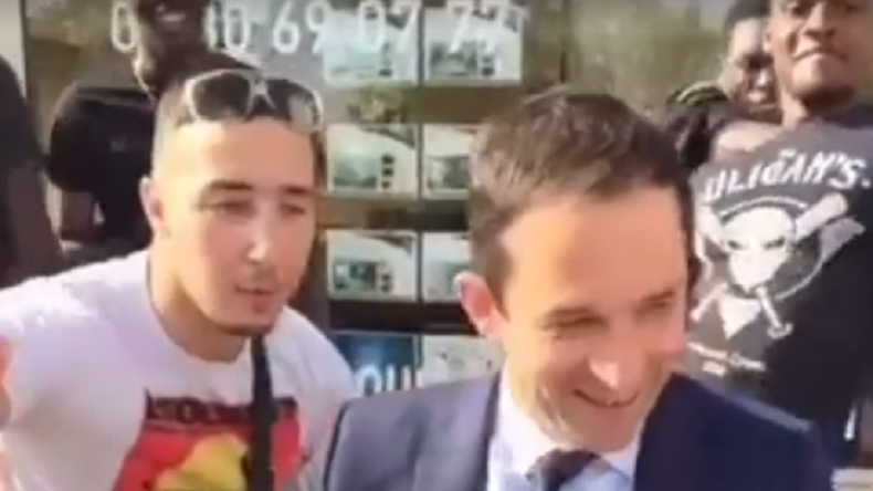 Quand des jeunes d'Elancourt réservent un accueil plus que chaleureux à Benoît Hamon (VIDEO)