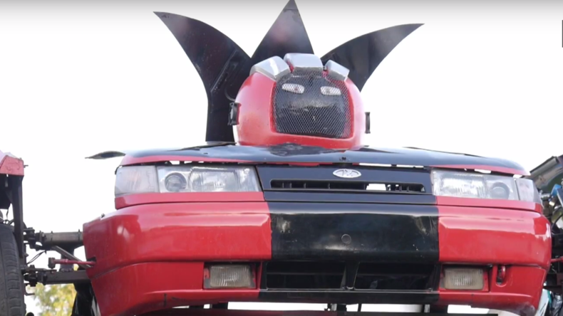 Transformer russe : une Lada se transforme en robot armé ! (VIDEO)
