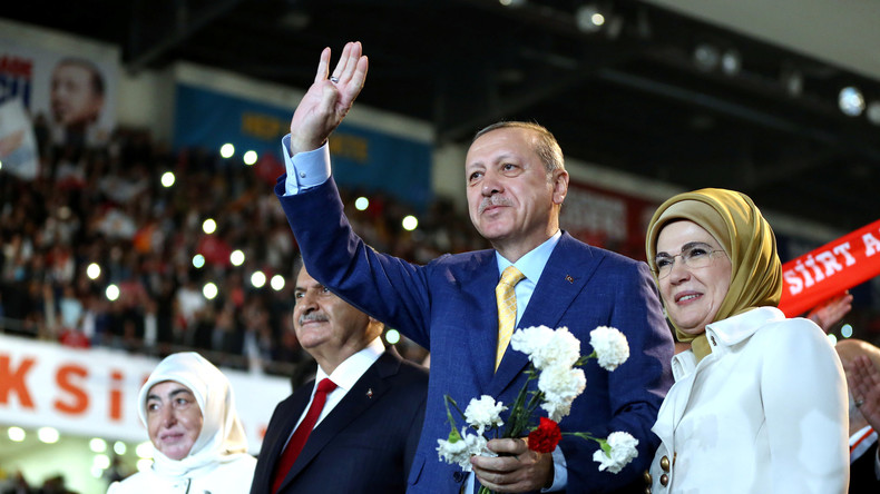 Recep Tayyip Erdogan réélu à la tête de l'AKP, le parti au pouvoir