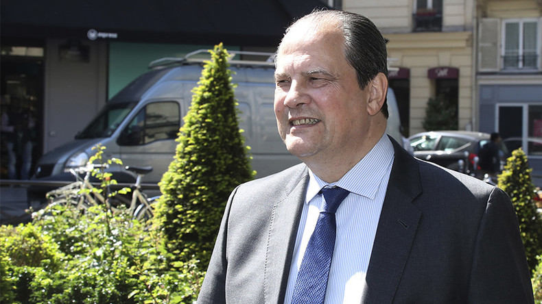 Jean-Christophe Cambadélis s'en prend à une équipe télé et lui arrache le micro (VIDEO)