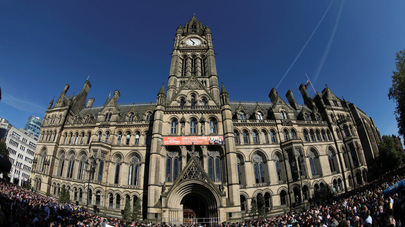 Les habitants de Manchester se réunissent pour rendre hommage aux victimes