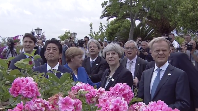 Les dirigeants du G7 observent un démonstration d’acrobaties aériennes à Taormine