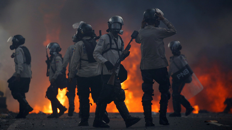 Caracas : cocktails Molotov et barricades illustrent les tensions entre l’opposition et la police