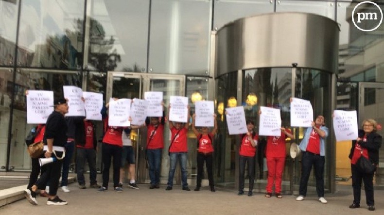 «TV Bolloré n'aime pas les LGBT» : des militants manifestent devant les bureaux de Canal+