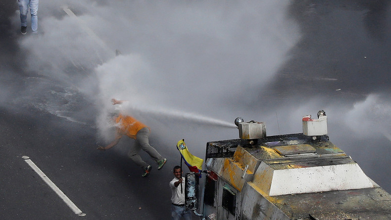 Venezuela : la police repousse des manifestants anti-Maduro avec des canons à eau (VIDEO)