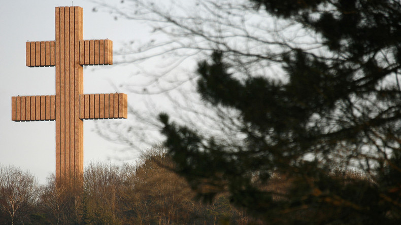 Deux personnes en garde à vue après la dégradation de la tombe de De Gaulle