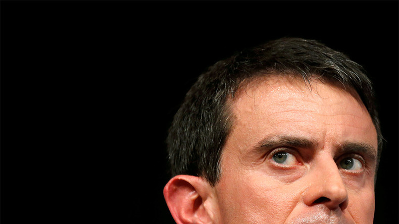 Dans l'Essonne, Manuel Valls fait campagne avec «zéro caméra», mais restent quelques smartphones...
