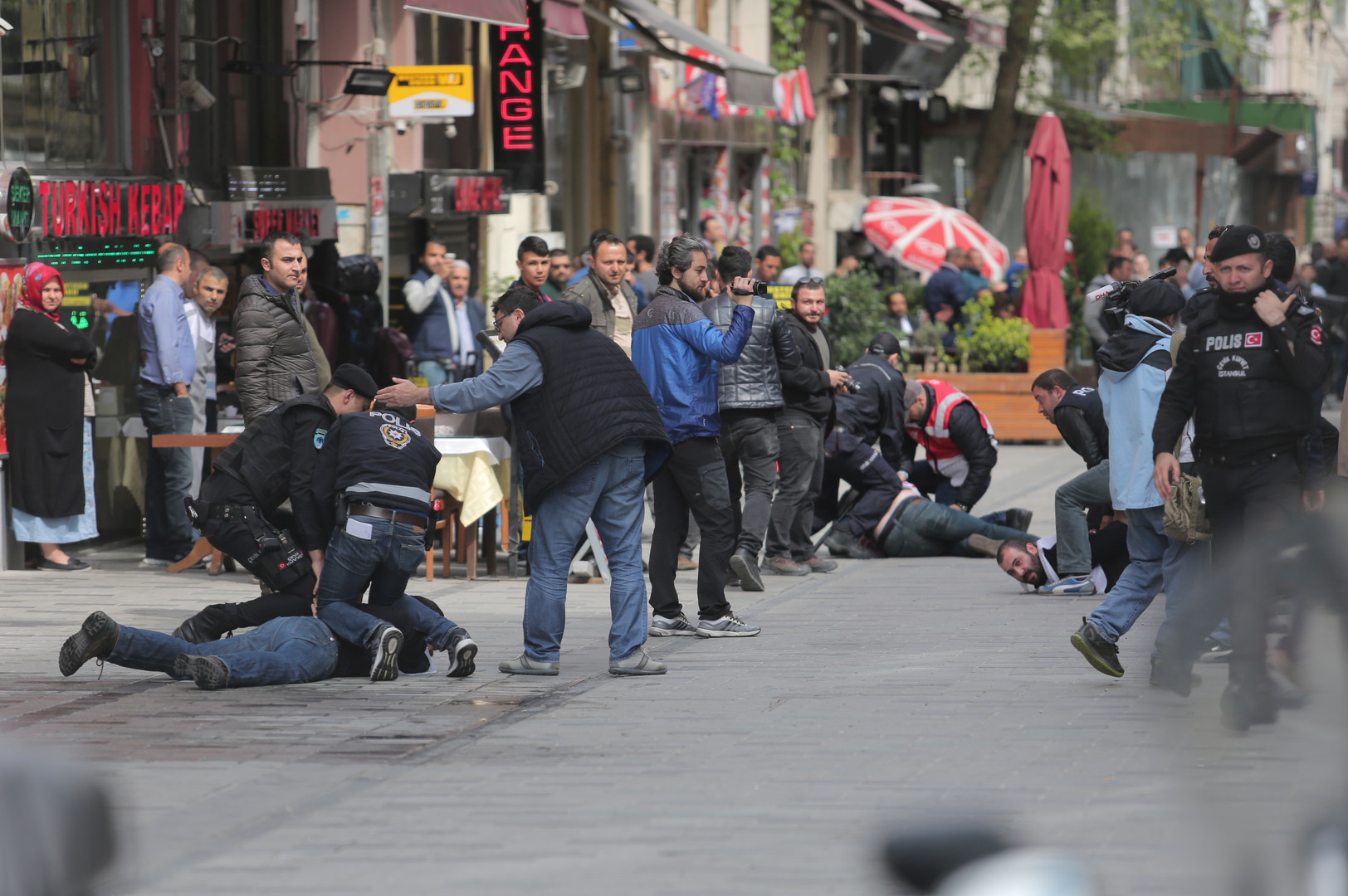 Istanbul : la police use de gaz lacrymogène pour disperser la manifestation du 1er mai (IMAGES)