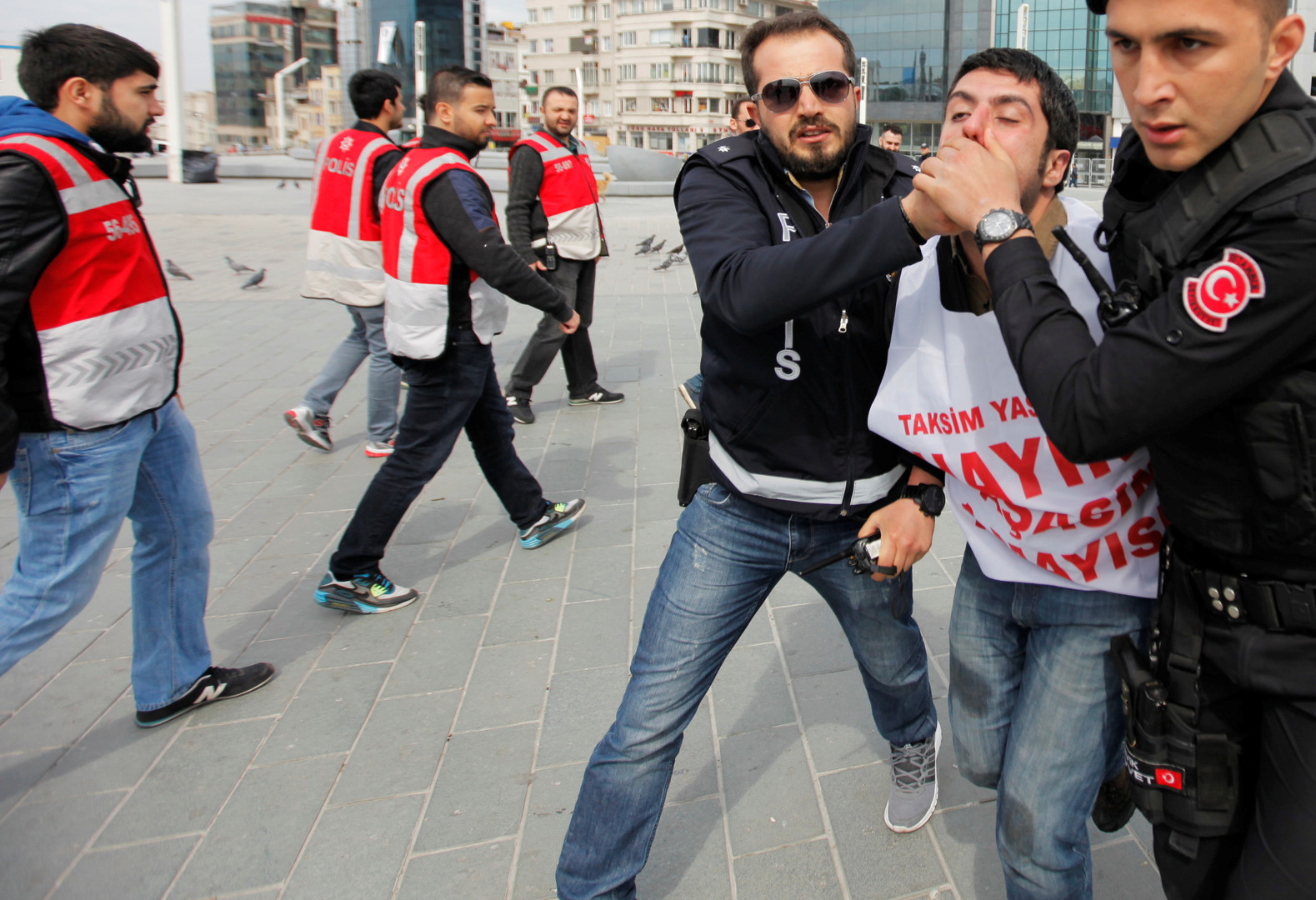 Istanbul : la police use de gaz lacrymogène pour disperser la manifestation du 1er mai (IMAGES)