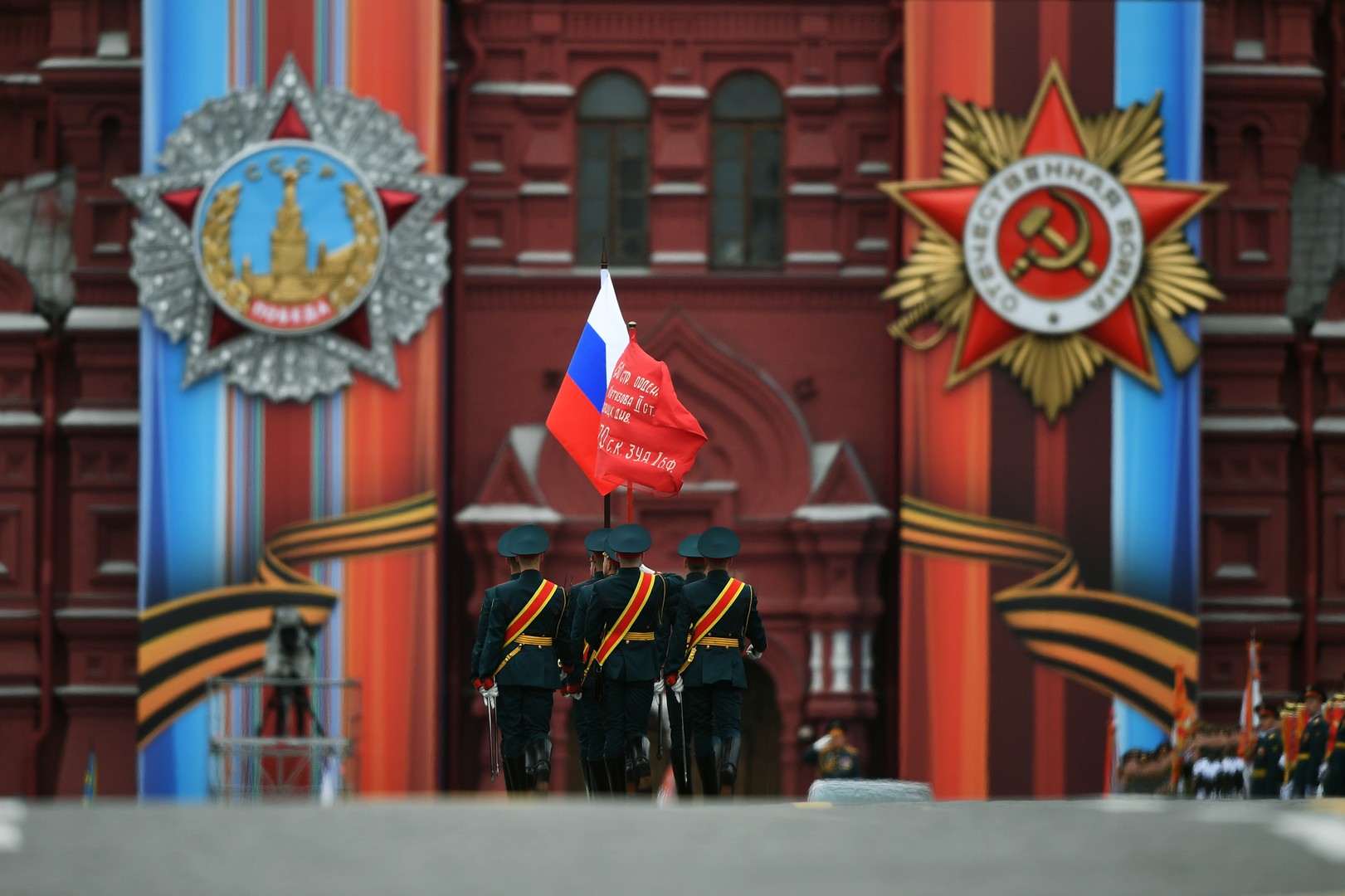 Moscou célèbre le 72e anniversaire de la victoire sur le nazisme par une parade militaire (IMAGES)