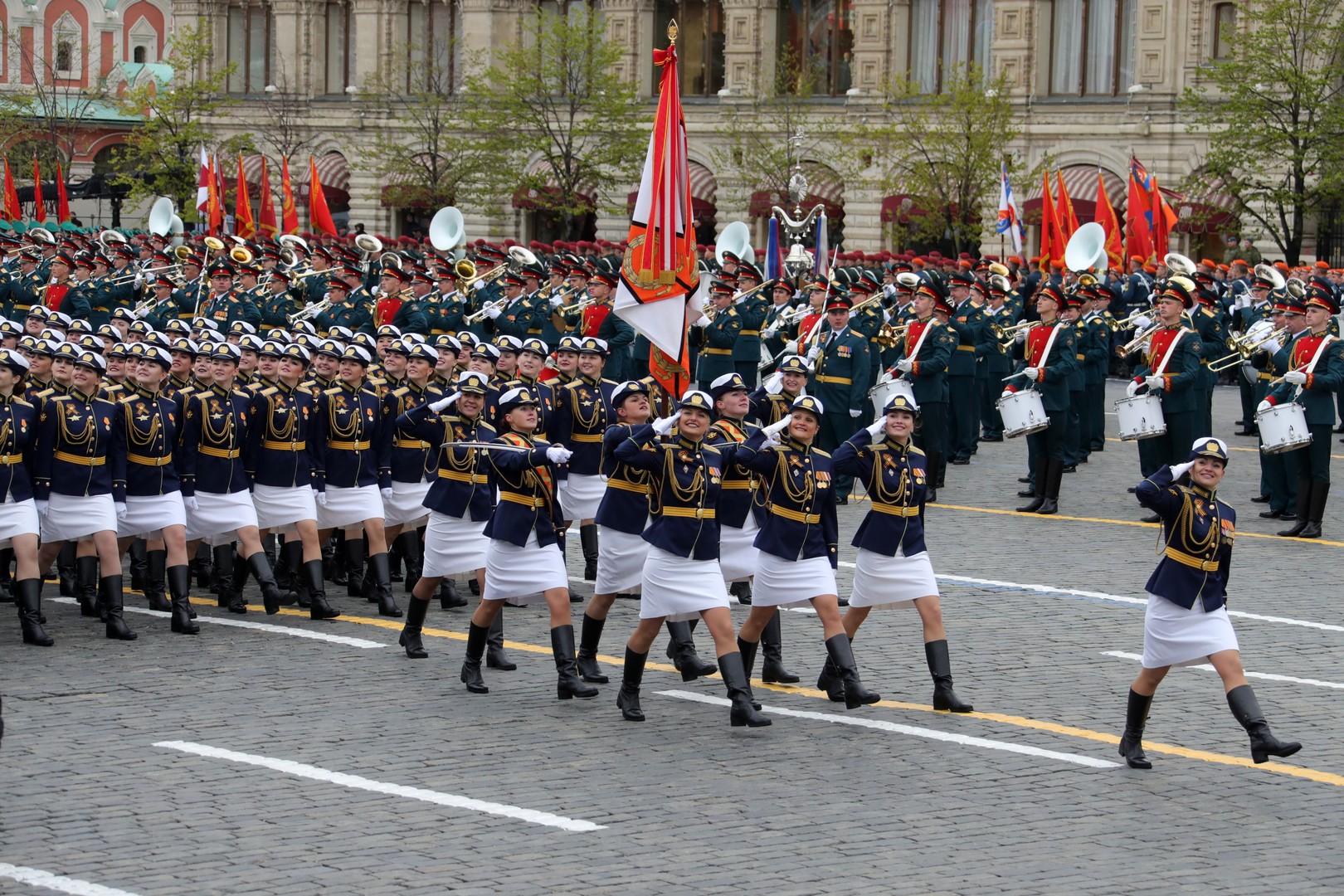 Moscou célèbre le 72e anniversaire de la victoire sur le nazisme par une parade militaire (IMAGES)