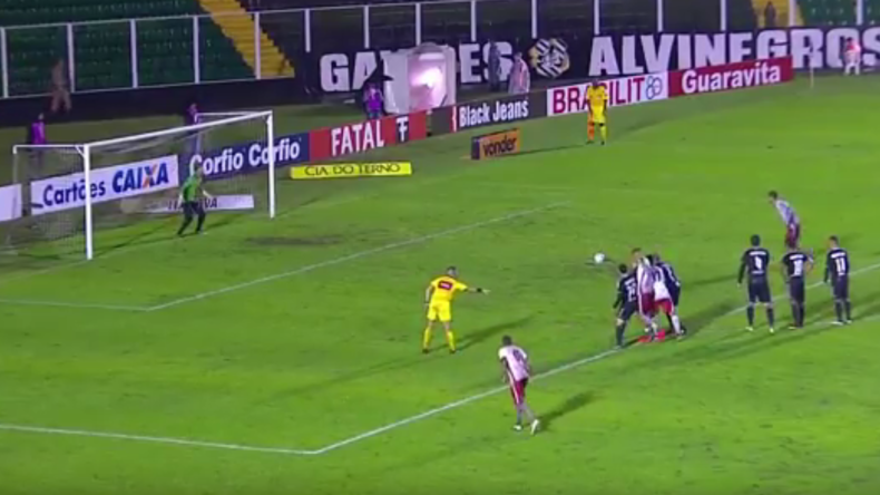 Un gardien brésilien laisse passer deux buts et décampe du stade en taxi à la mi-temps