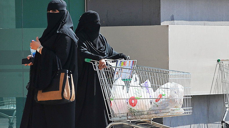 Les Qataris se ruent dans les supermarchés après la fermeture de l'unique frontière du pays (IMAGES)