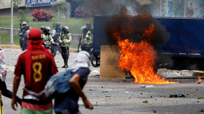 A Caracas, l'armée déloge des opposants à Maduro à coup de boucliers et avec des gaz lacrymogènes
