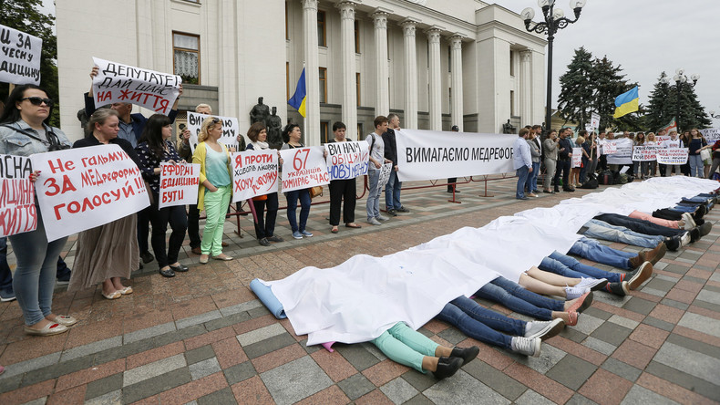 «L’heure de la mort» : les Ukrainiens exigent une réforme urgente de la santé publique (VIDEO)