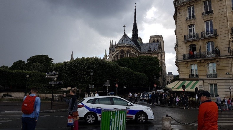 Etudiant algérien de 40 ans et «soldat du califat», l’identité de l’assaillant de Notre-Dame révélée