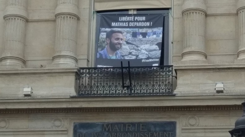 Rassemblement à Paris pour la libération de Mathias Depardon, journaliste détenu en Turquie (VIDEOS)