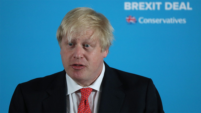 Législatives au Royaume-Uni : Boris Johnson consulte une voyante et s'en mord les doigts (VIDEO)