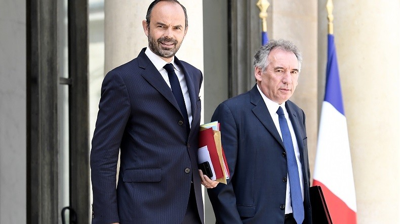 En pleine enquête sur de présumés emplois fictifs au MoDem, Bayrou présente sa loi de moralisation