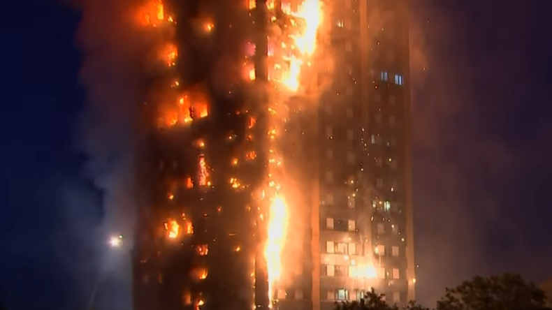 Images dramatiques de gens coincés dans le bâtiment pris par les flammes à Londres