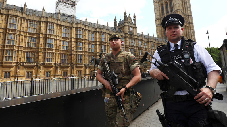 Parlement de Londres : la police arrête un individu armé d'un couteau (VIDEO)