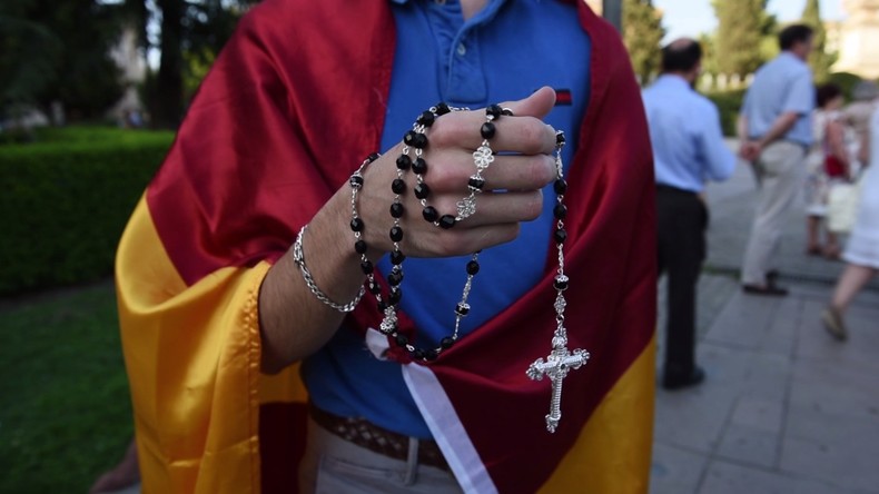 Des catholiques en colère prient dans la rue à Grenade après une prière polémique du Ramadan (VIDEO)