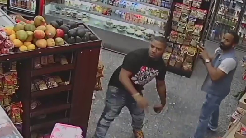 Un épicier attaqué avec des bananes et des avocats dans le Bronx (VIDEO CHOC)