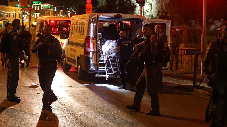 Une policière israélienne meurt dans une attaque au couteau, les trois assaillants tués
