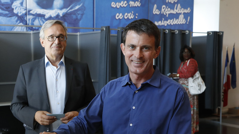 Manuel Valls annonce l'emporter d'un cheveu, des échauffourées éclatent à la mairie d'Evry