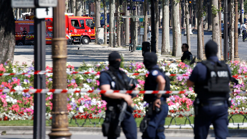 Premières images des Champs-Elysées après qu'une voiture a foncé sur un fourgon de gendarmes
