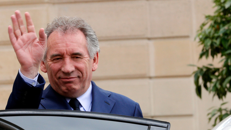 Démissions en chaîne au gouvernement : la droite partagée, la majorité minimise