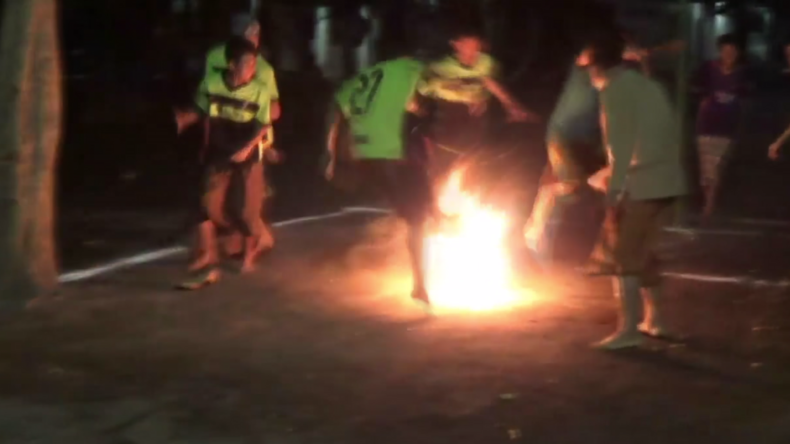 Fireball ? Le foot indonésien qui met le feu... dans tous les sens du terme ! (VIDEO)