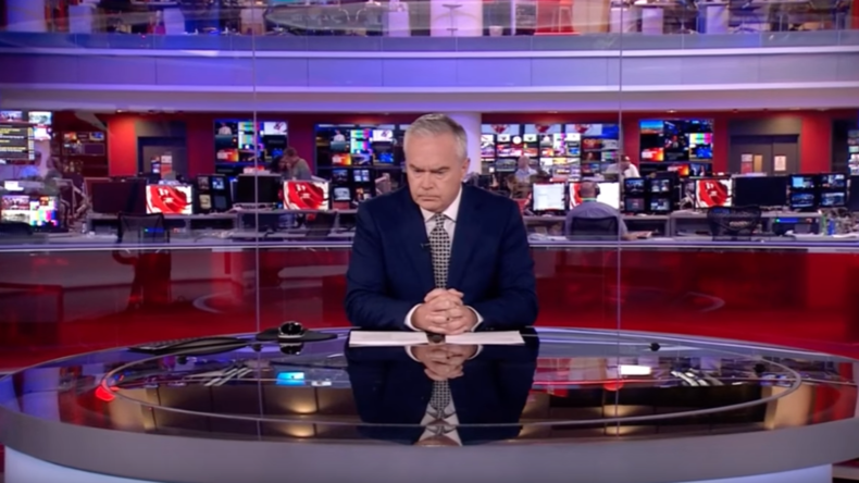 Un présentateur de la BBC reste muet et statique pendant quatre minutes en direct à la TV